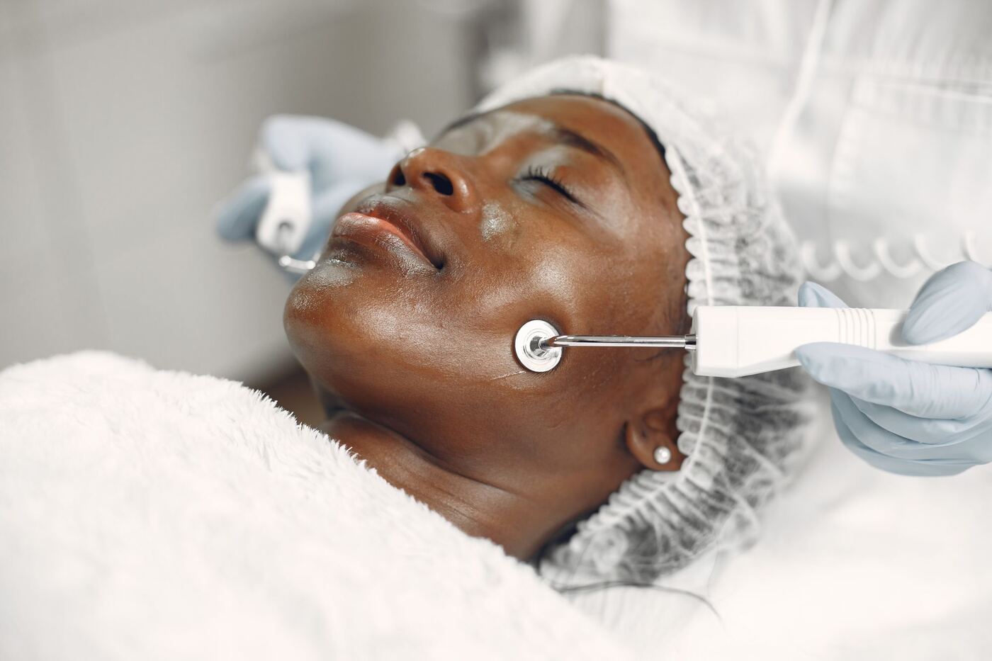 Tratamiento facial con aparatología de microcorrientes sobre la mejilla